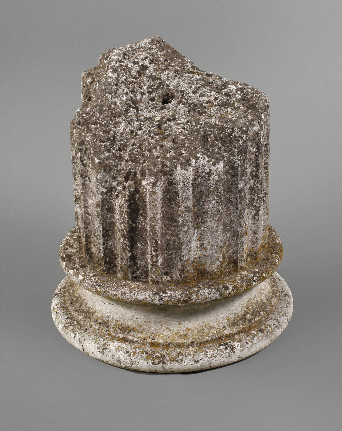 Säulenfragment als Säulenständer