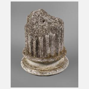 Säulenfragment als Säulenständer