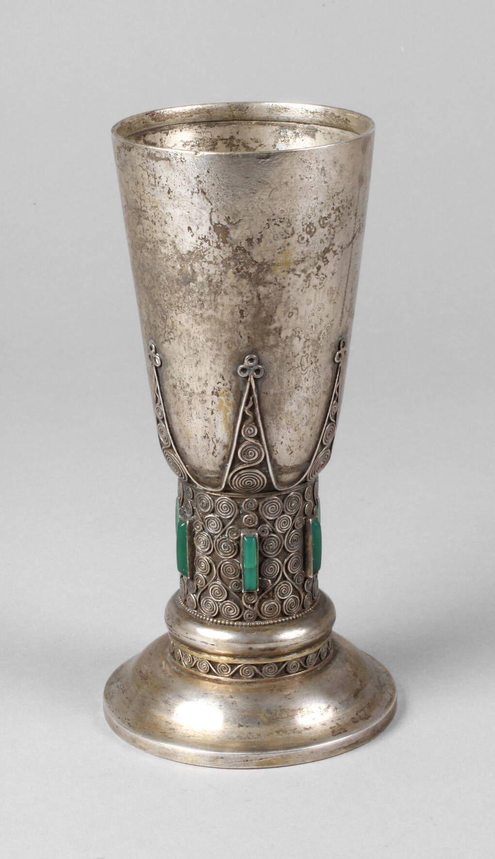 Silberpokal mit Chrysoprascabochons