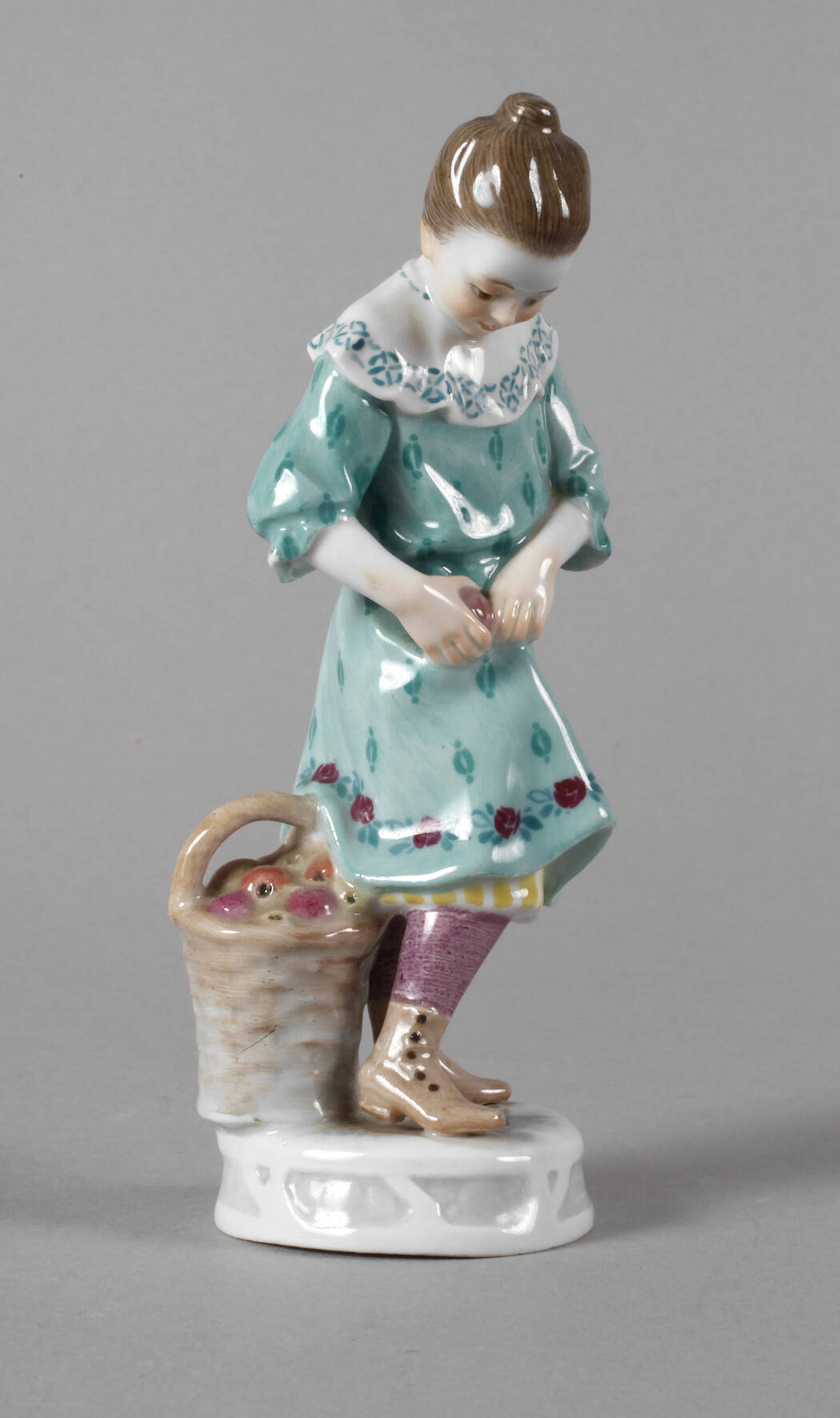 Meissen "Mädchen mit Apfel und Korb"