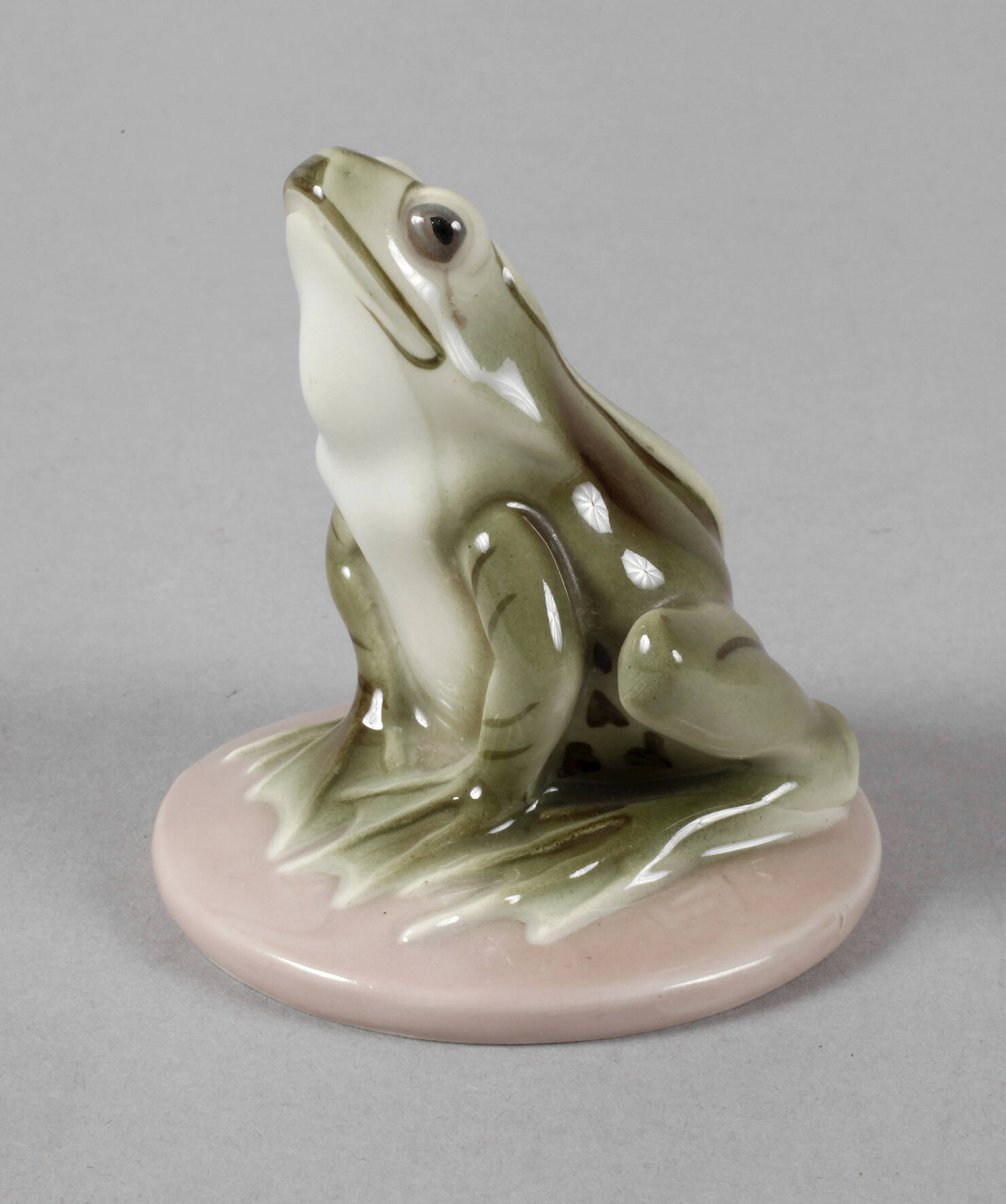 Ilmenau Frosch auf Rundsockel sitzend