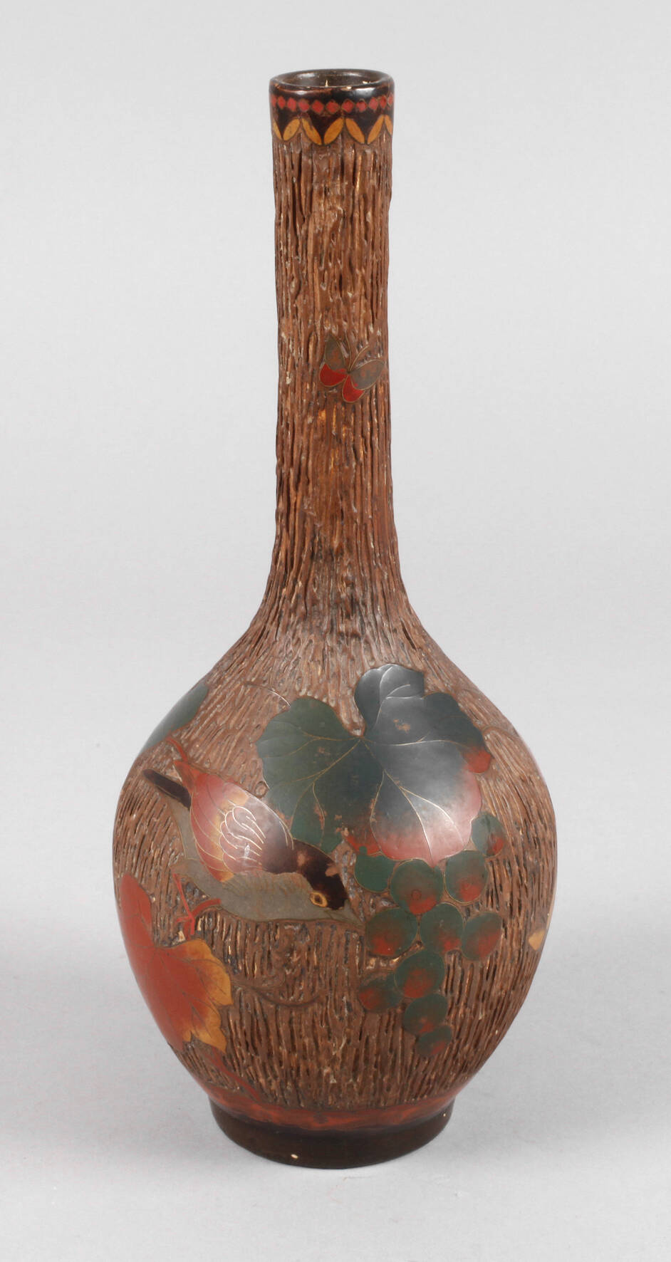 Vase mit Cloisonnéauflagen