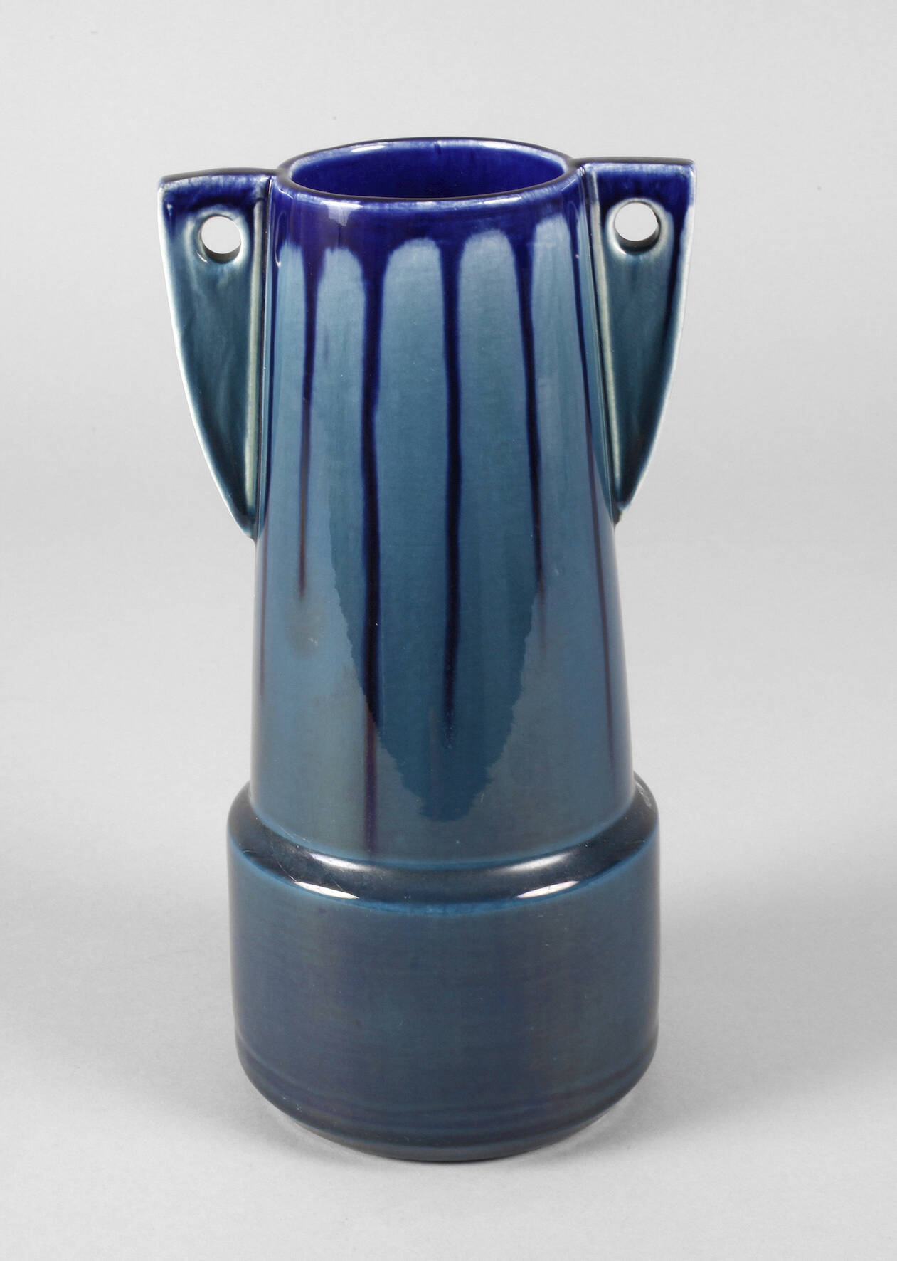 Kunstgewerbeschule Wien Vase mit Ohrenhenkeln