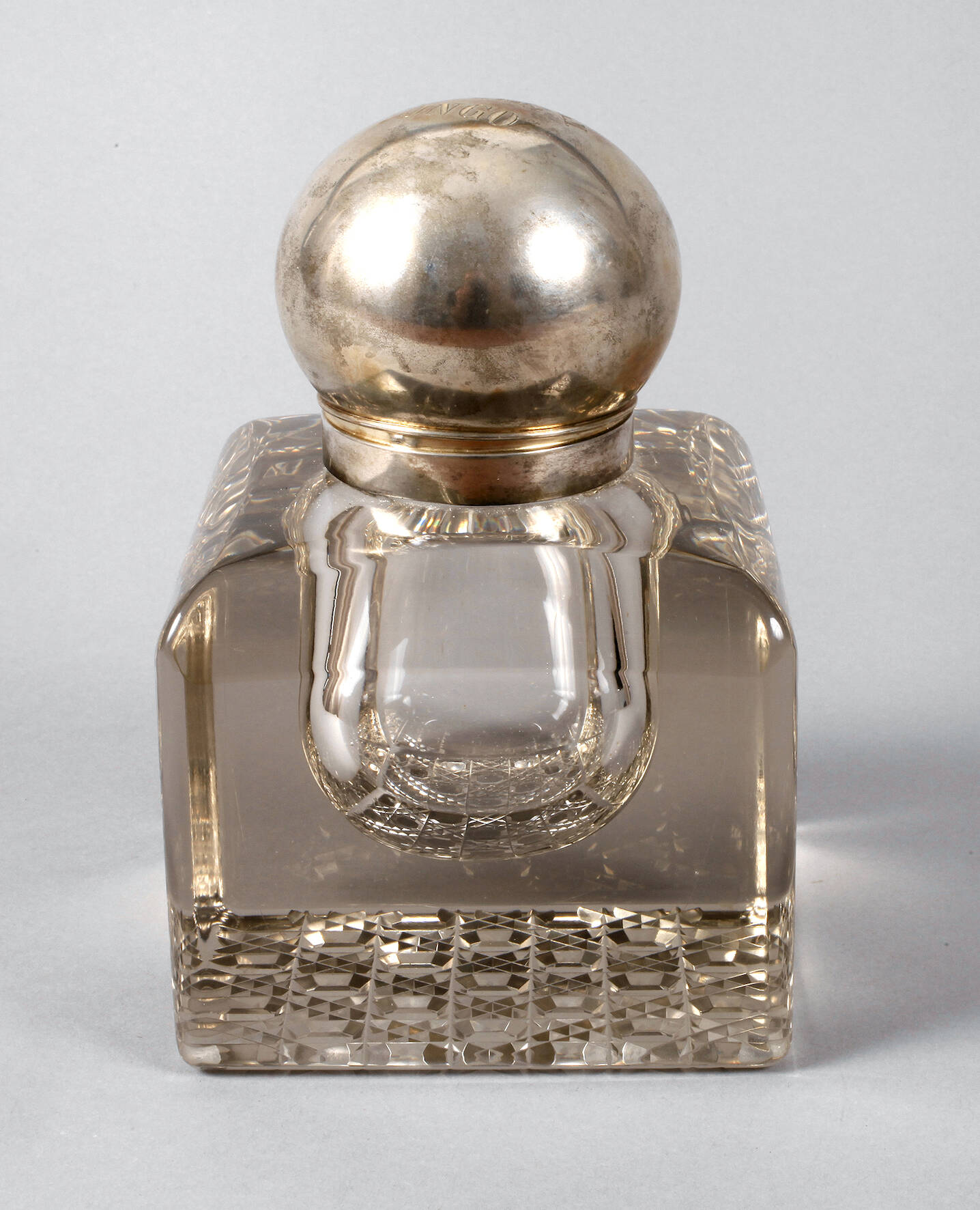 Übergroßes Tintenfass mit Silbermontierung