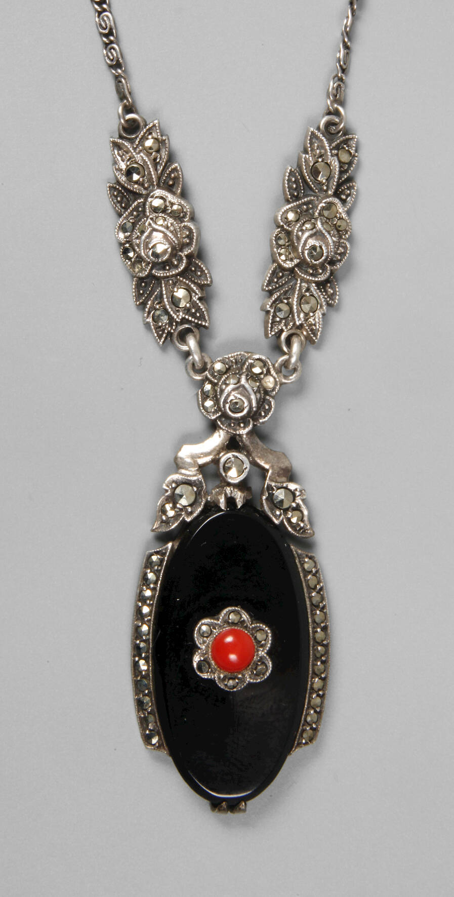 Collier mit Markasiten und Koralle