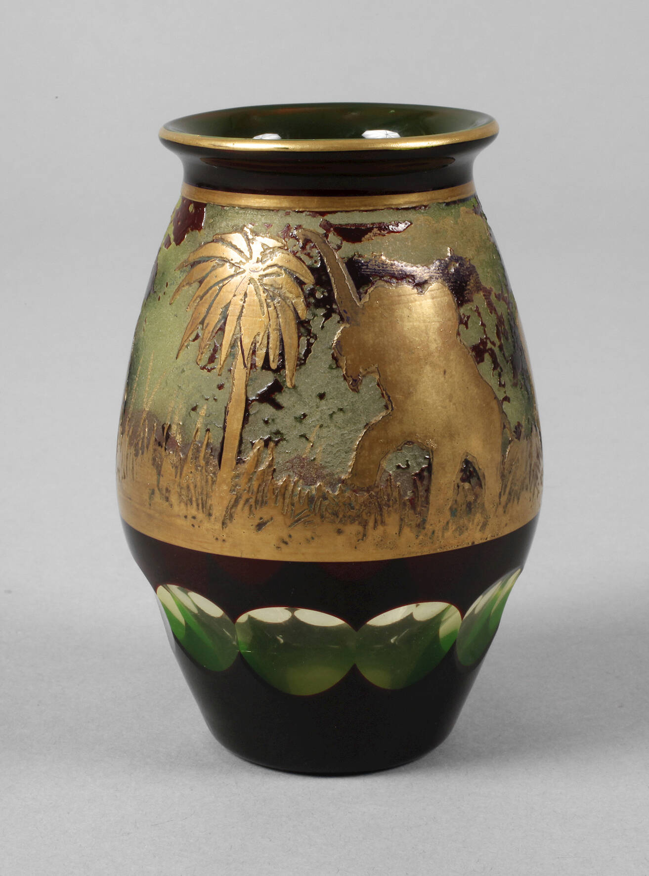 Art déco-Vase mit geätztem Elefantendekor