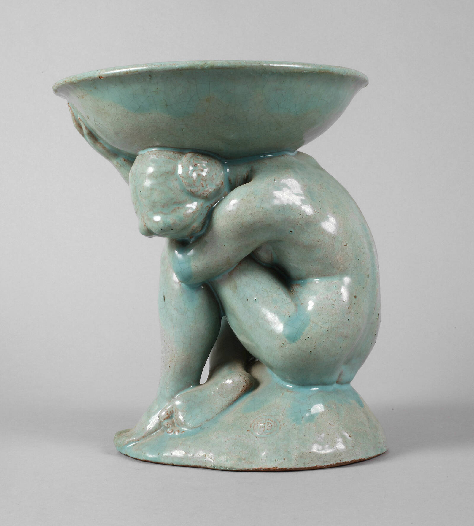 Weibliche Aktfigur mit Schale