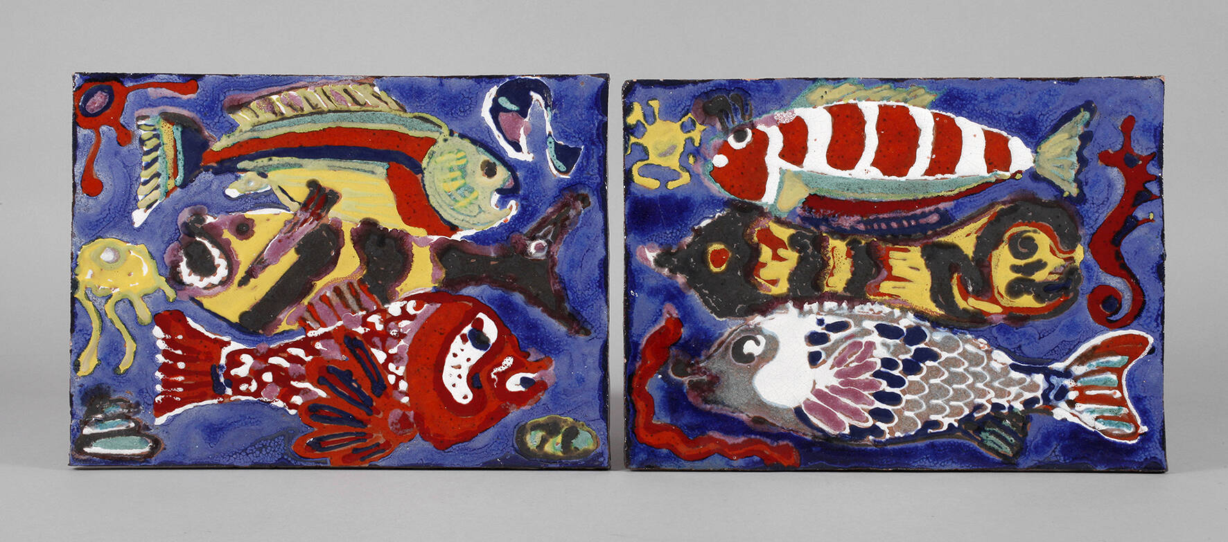 Zwei große Keramikwandplatten mit Fischdekor