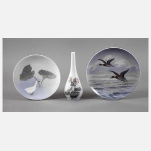 Kopenhagen zwei Wandteller und eine Vase