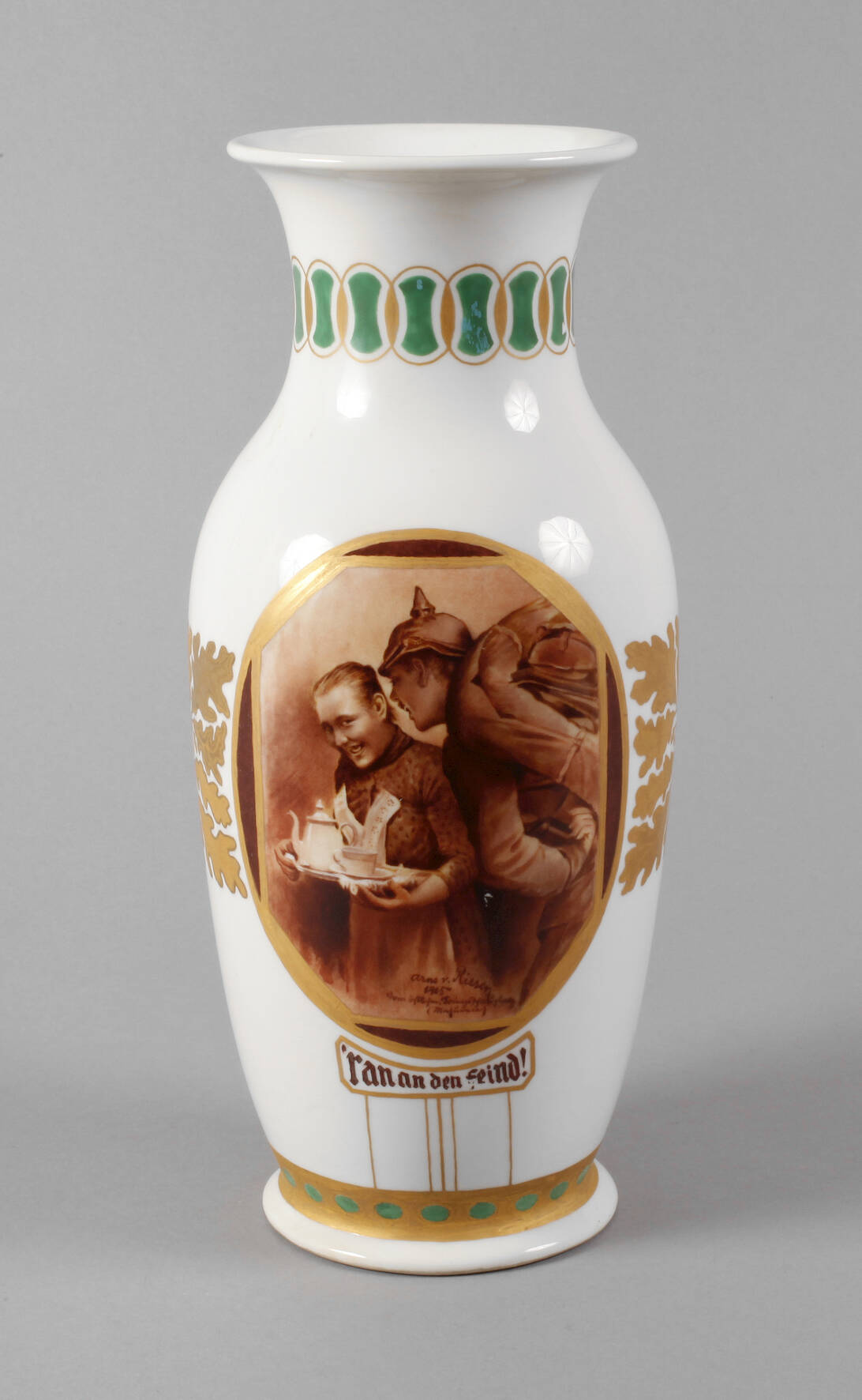 KPM Berlin Kriegsvase "Ran an den Feind!"