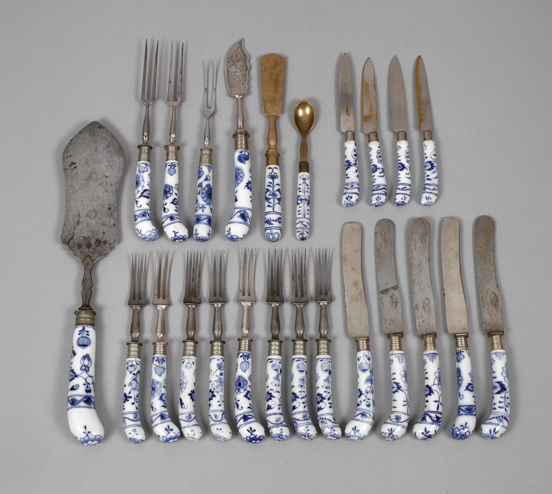 Konvolut Besteck mit Zwiebelmustergriffen