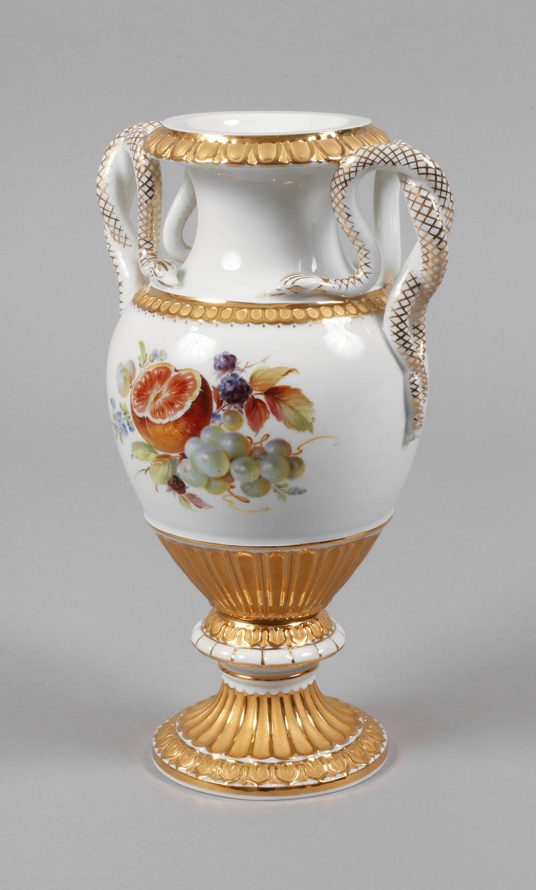 Meissen Schlangenhenkelvase mit Früchtedekor
