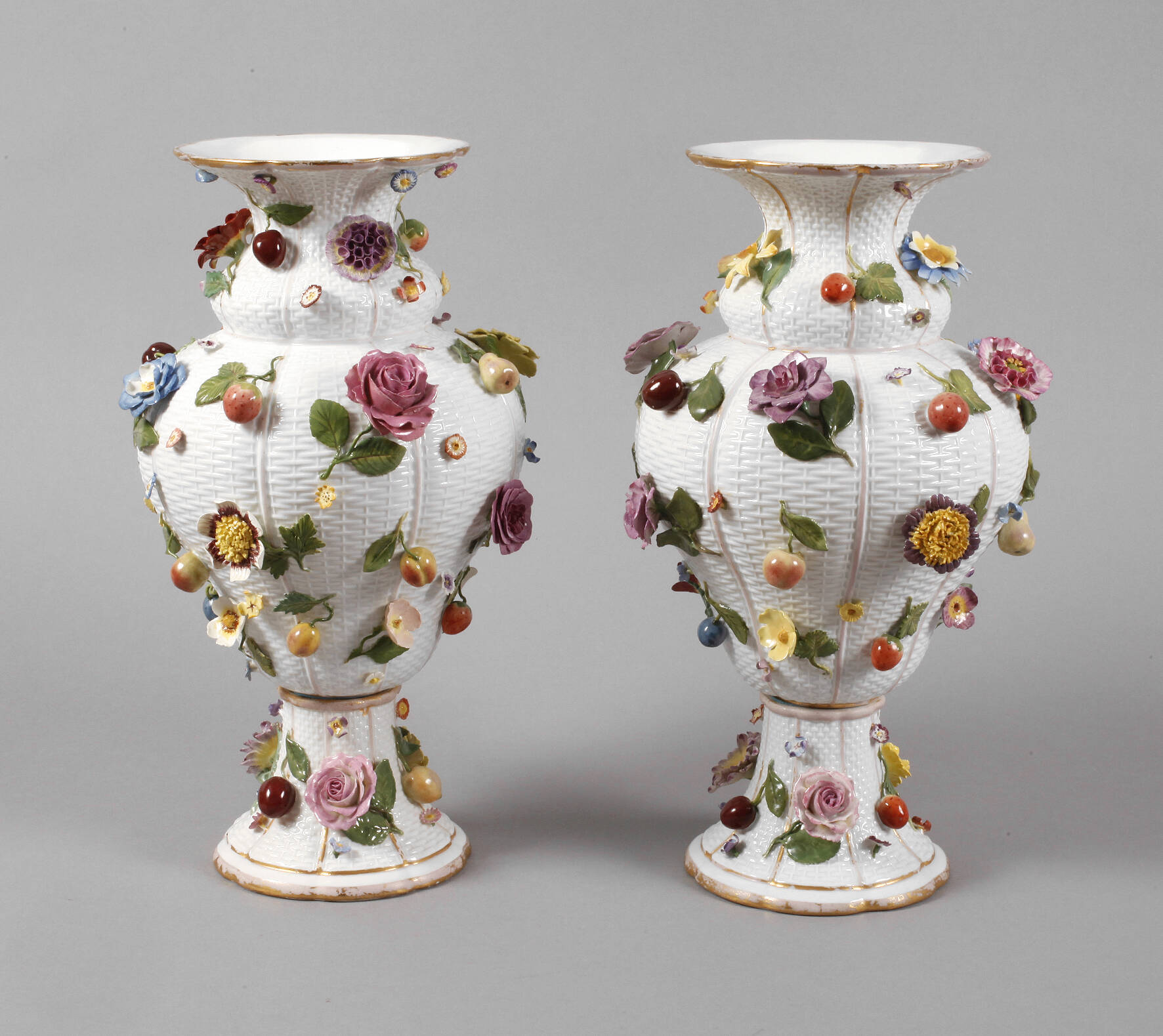 Meissen großes Paar "Vase mit Blüten und Früchten"