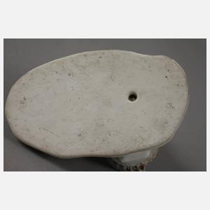 Mädchen mit Henne und Knabe mit Hahn