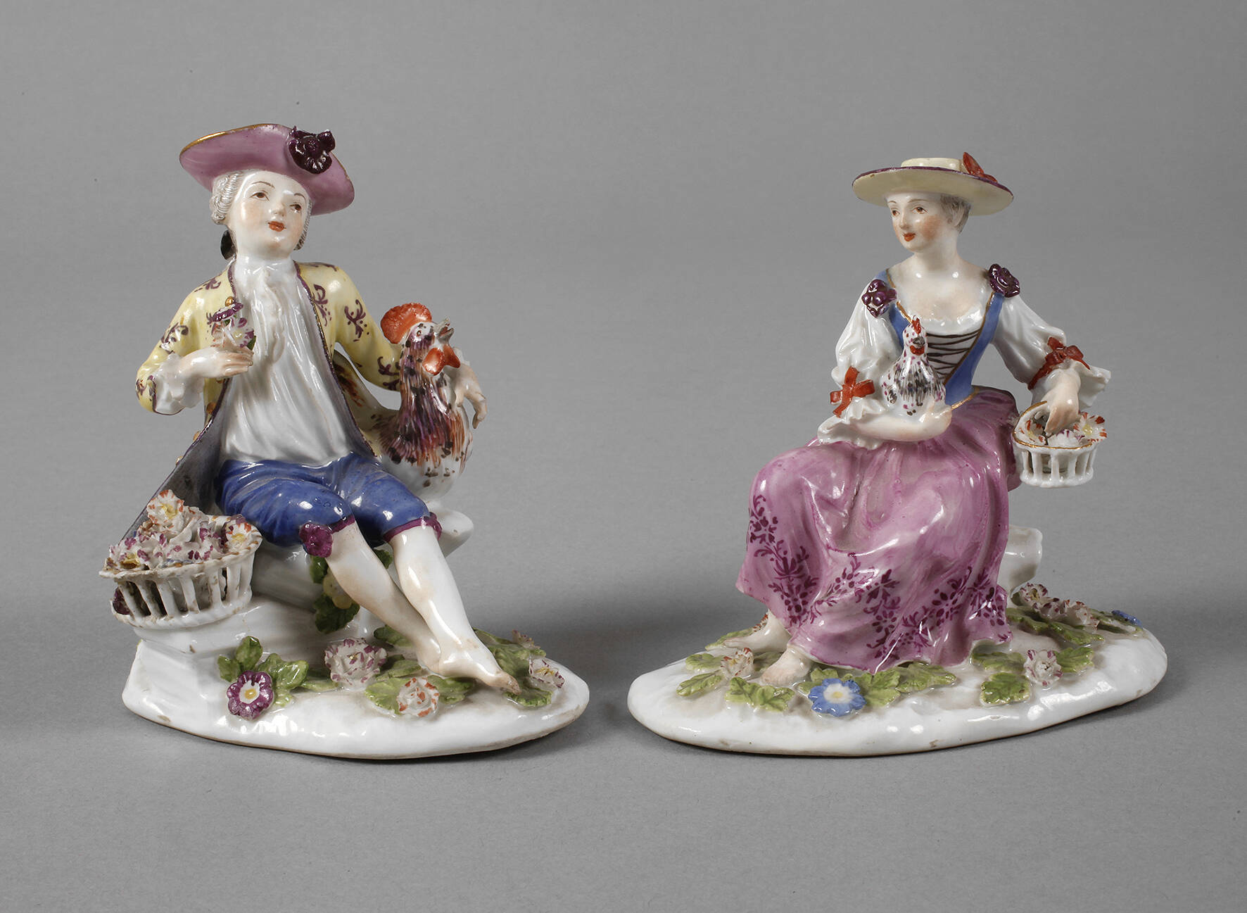 Mädchen mit Henne und Knabe mit Hahn