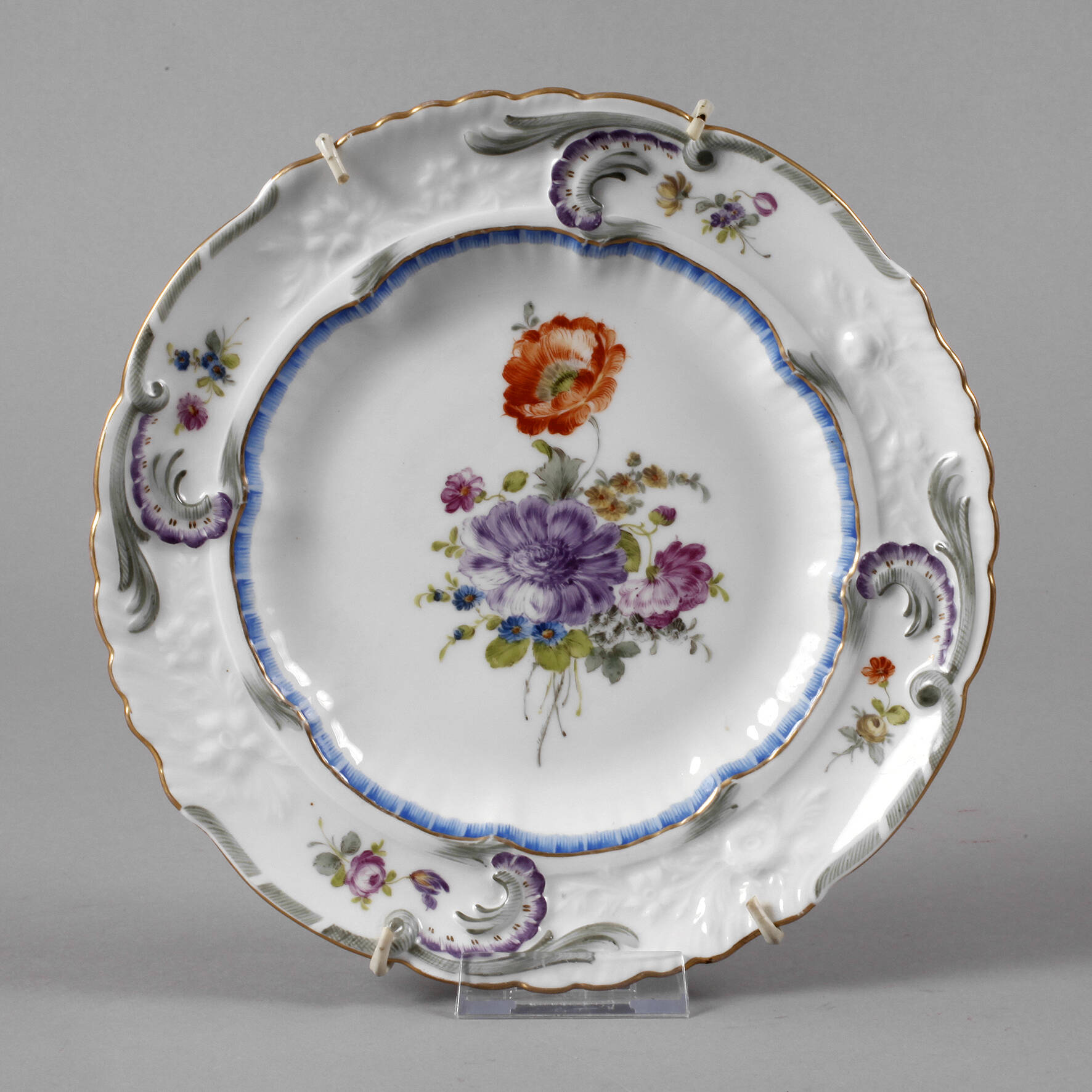 Rokokoteller mit Blütenbukett