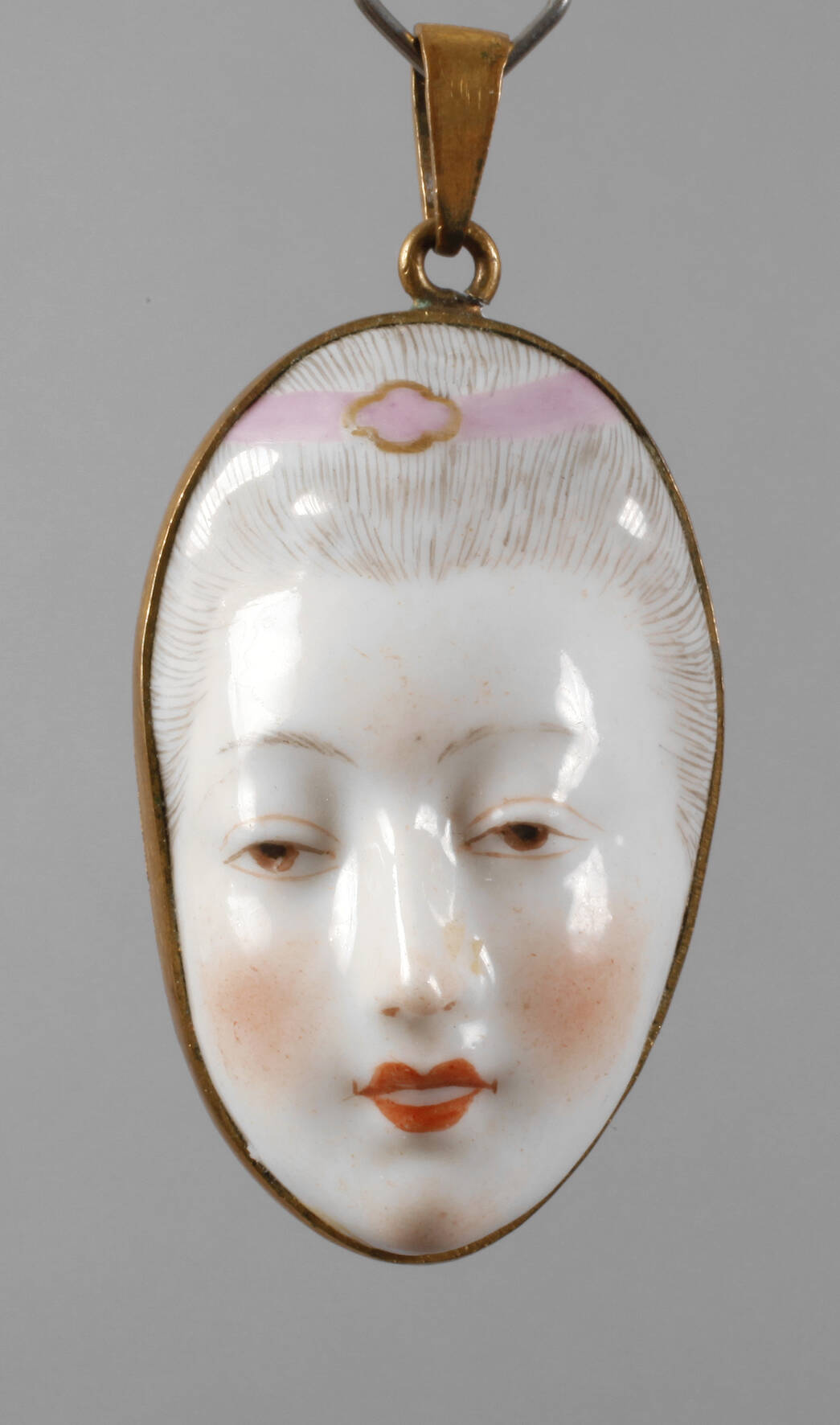 Porzellananhänger als Damenportrait