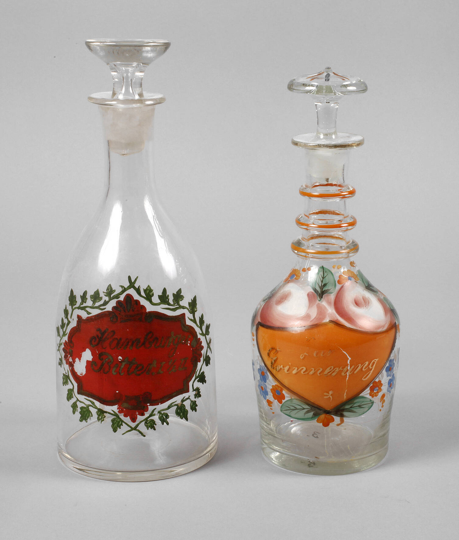 Zwei Karaffen mit Emaillemalerei