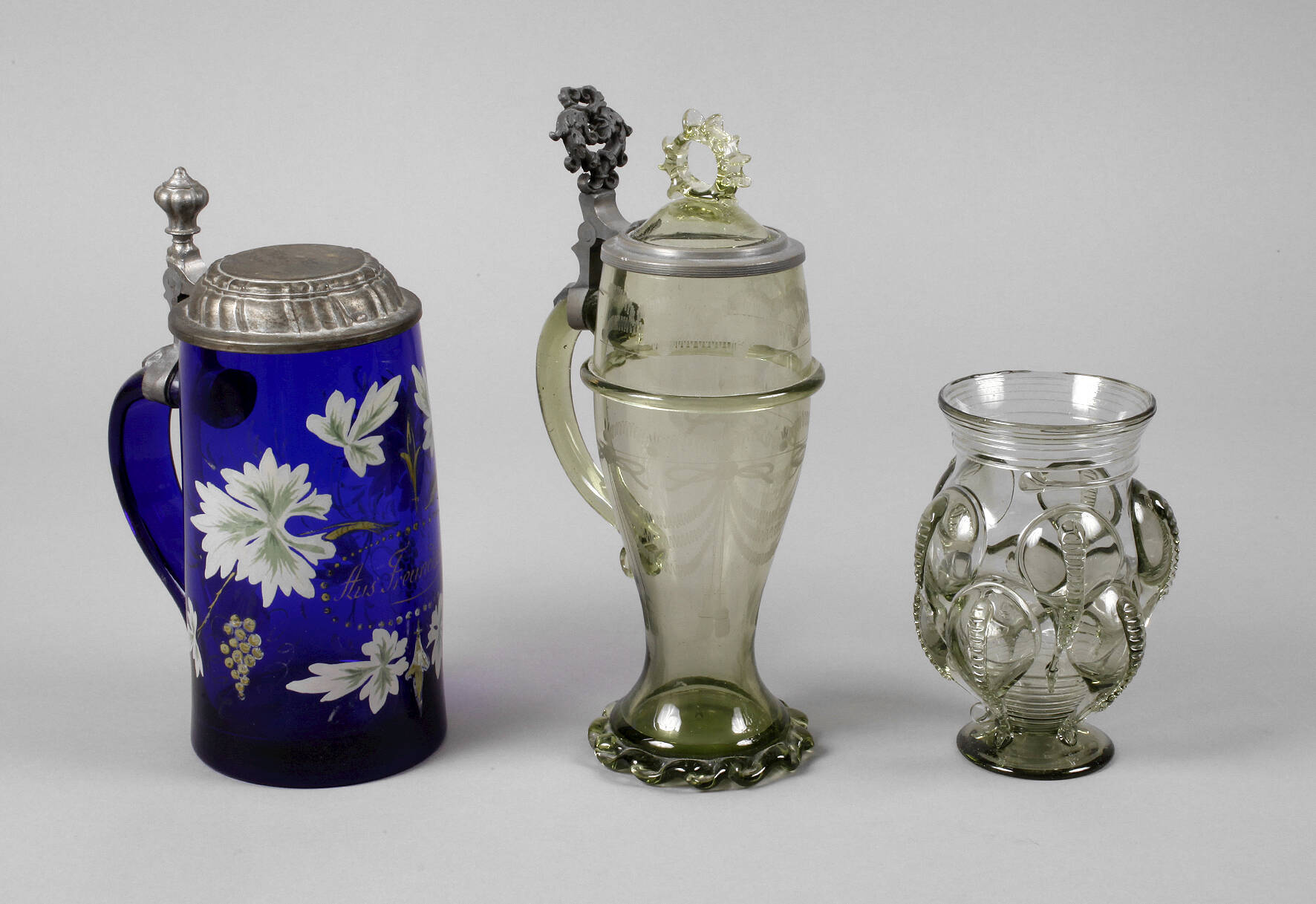 Zwei Krüge und eine Vase