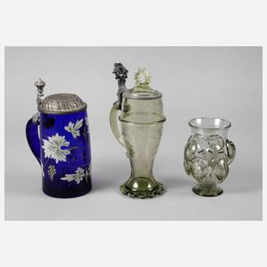 Zwei Krüge und eine Vase