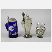 Zwei Krüge und eine Vase111