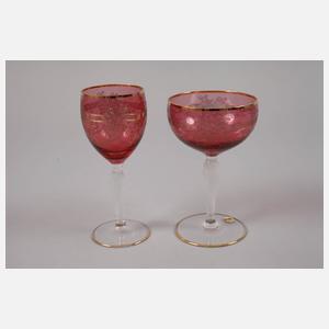 Sechs Weingläser und drei Sektschalen