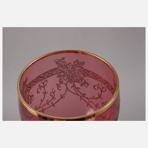 Sechs Weingläser und drei Sektschalen