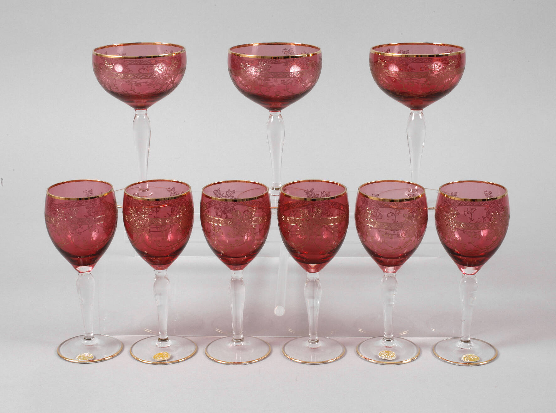 Sechs Weingläser und drei Sektschalen