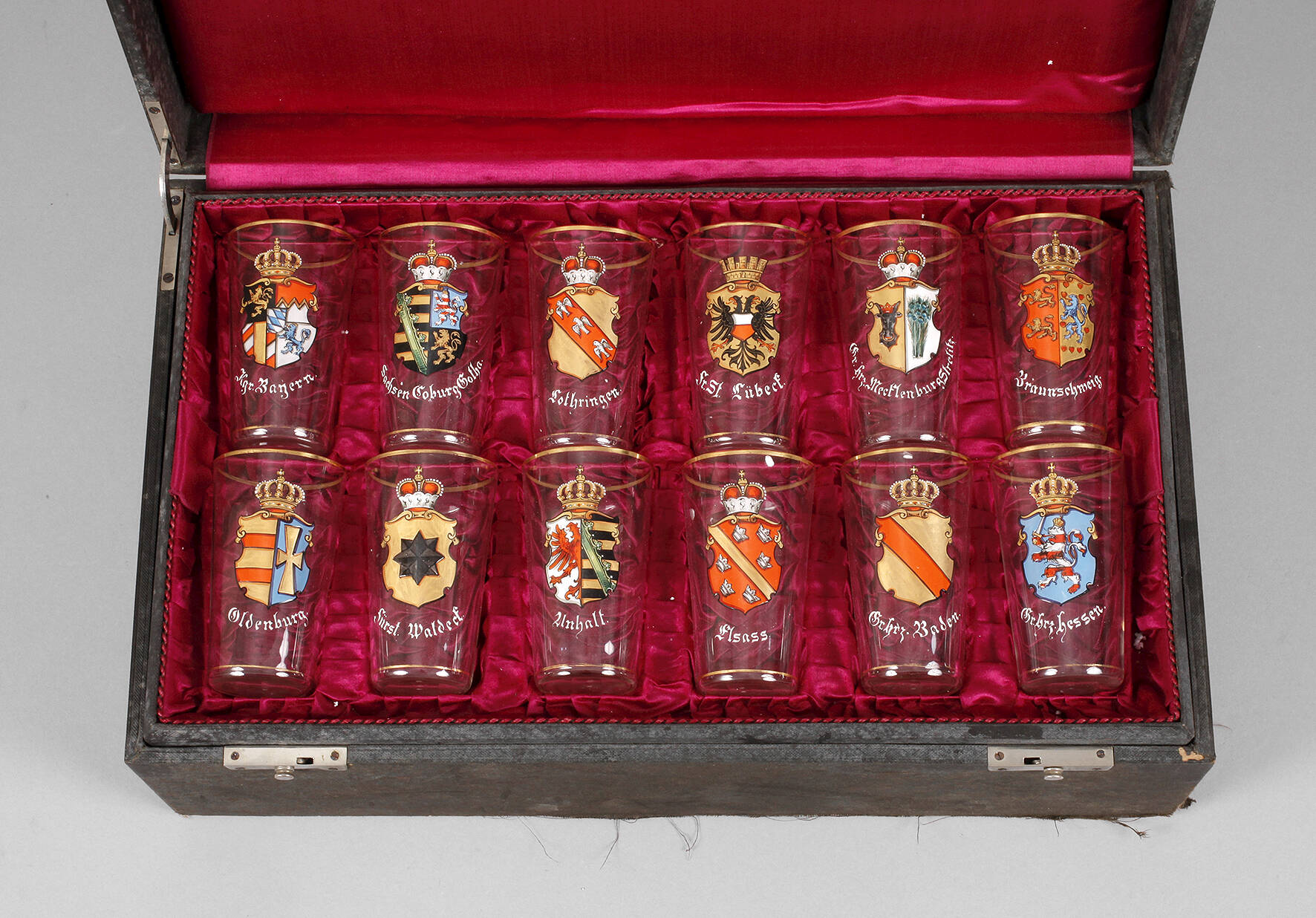 Kasten mit Wappengläsern