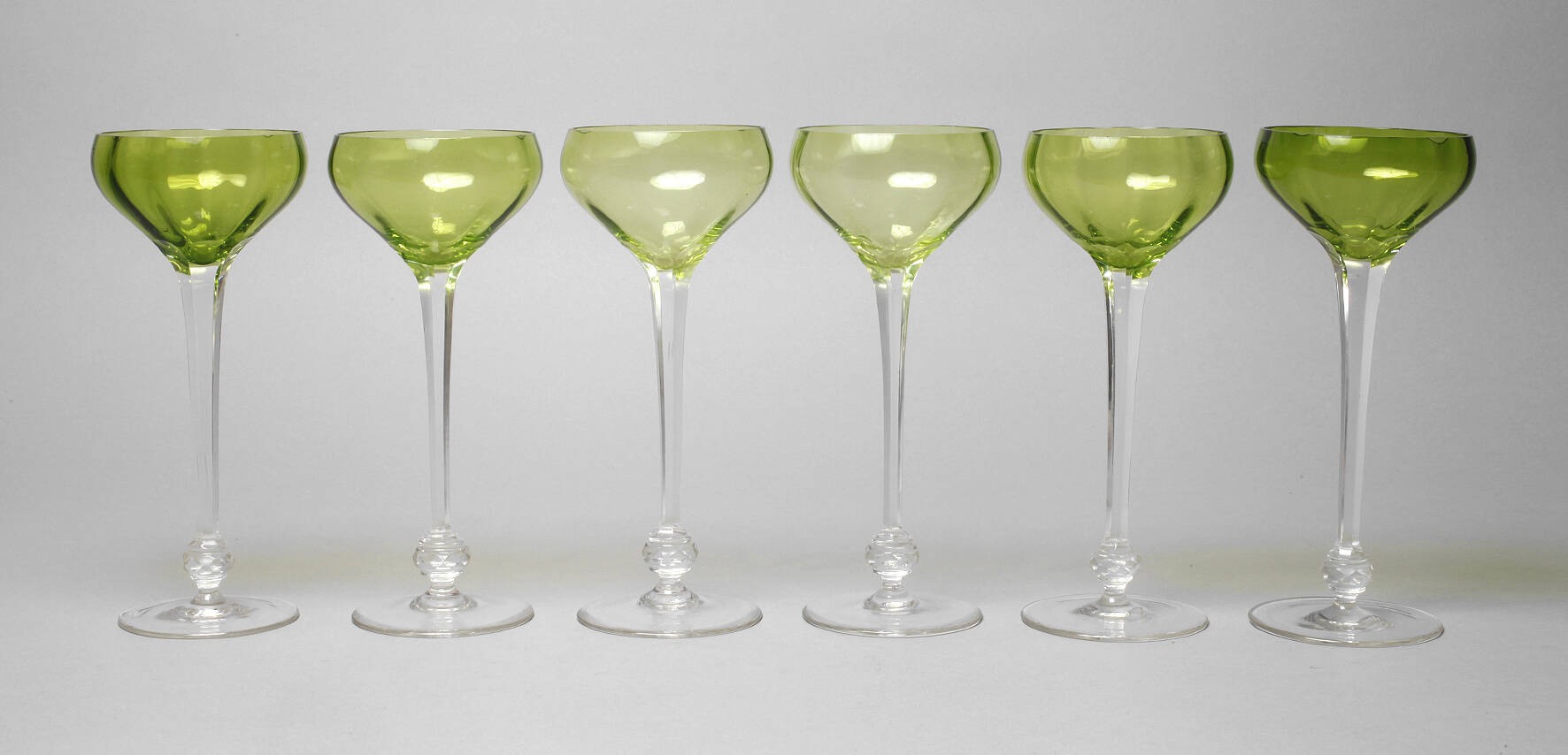 Sechs Jugendstilrömer mit grüner Kuppa