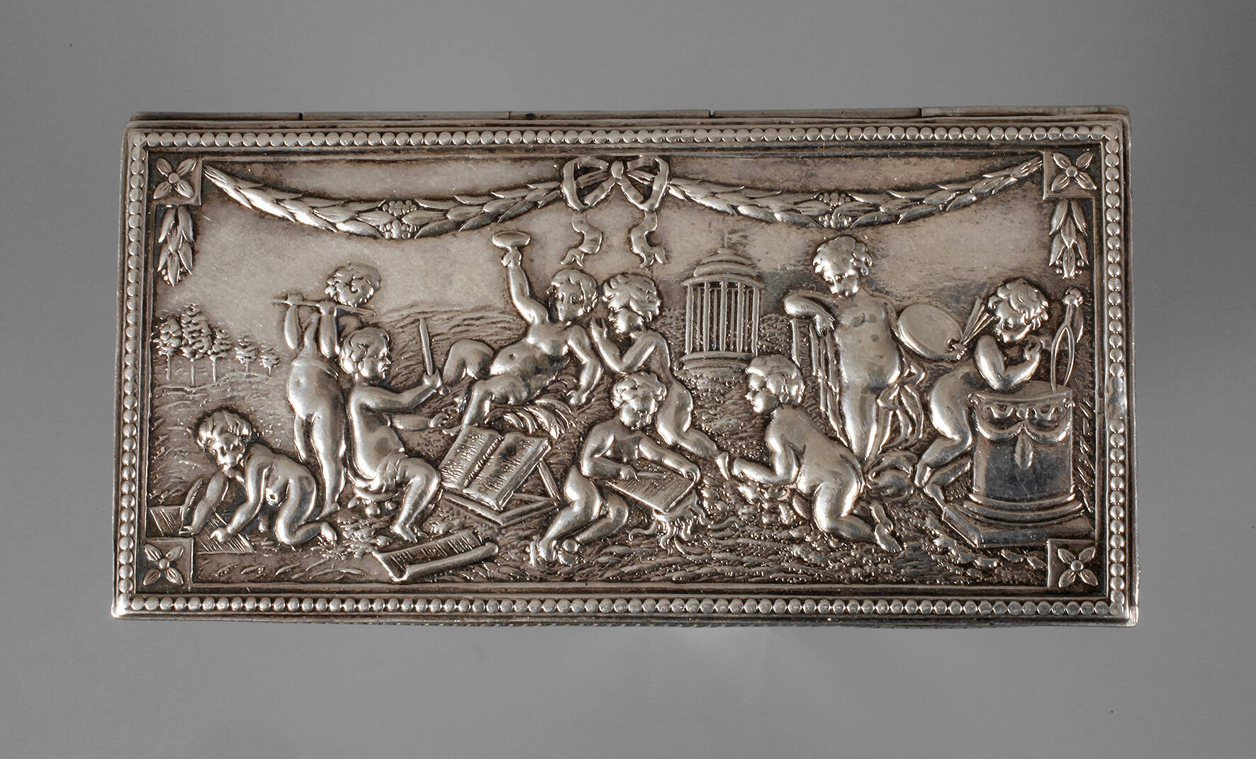 Silberdose mit Puttenmotiven