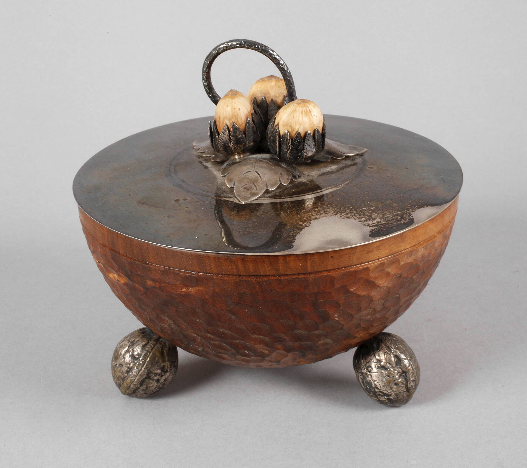 Haselnussdose mit Silberdeckel