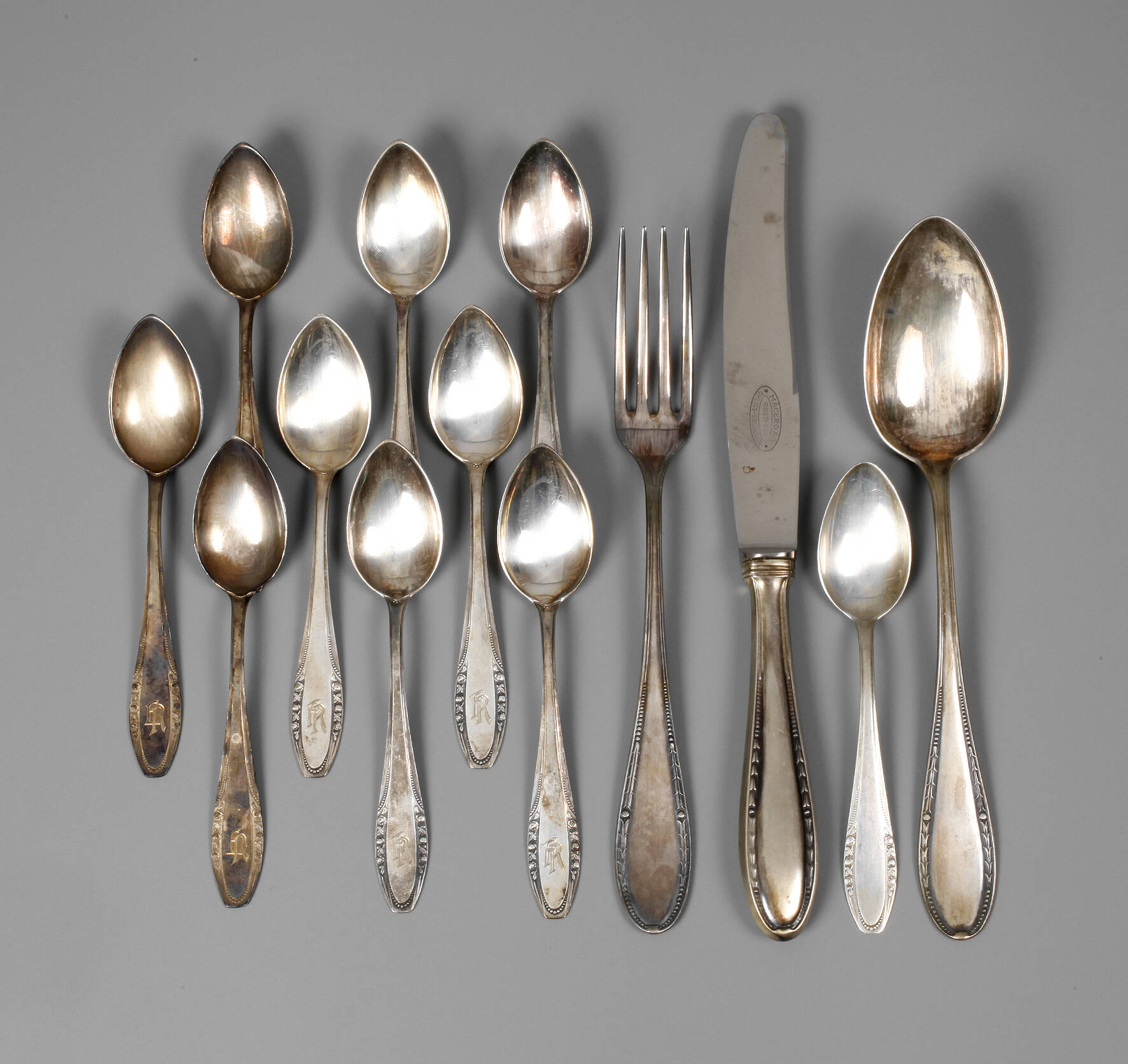 Zwei Etuis mit Silberbesteck