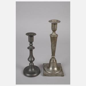 Vier Kerzenleuchter und eine Öllampe