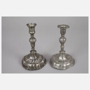 Vier Kerzenleuchter und eine Öllampe