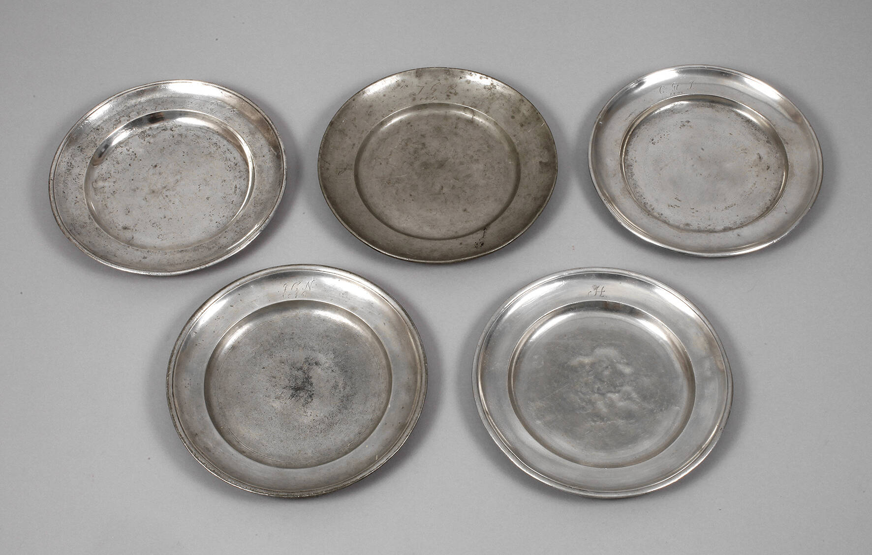 Fünf Speiseteller Zinn