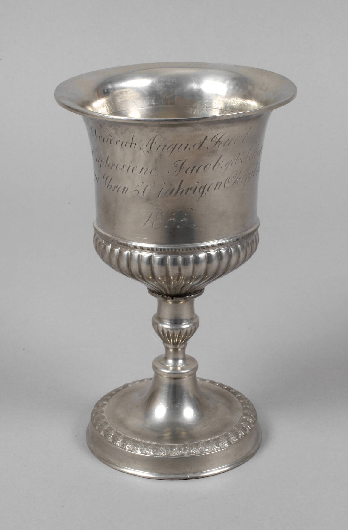 Breiter Messkelch in Silberart