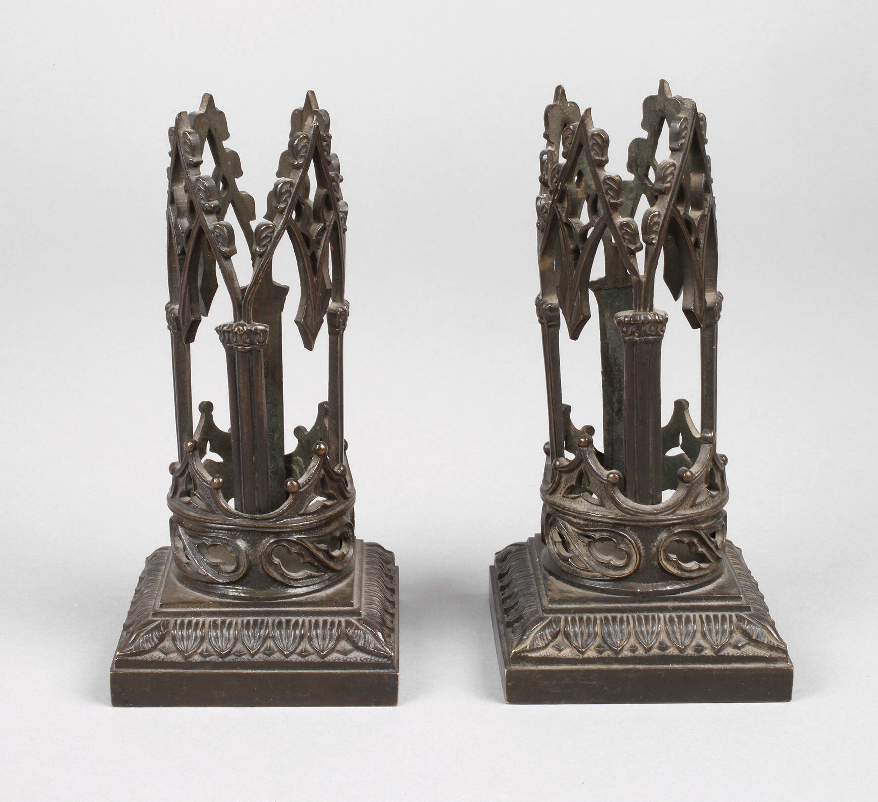 Paar neogotische Ständer Bronze