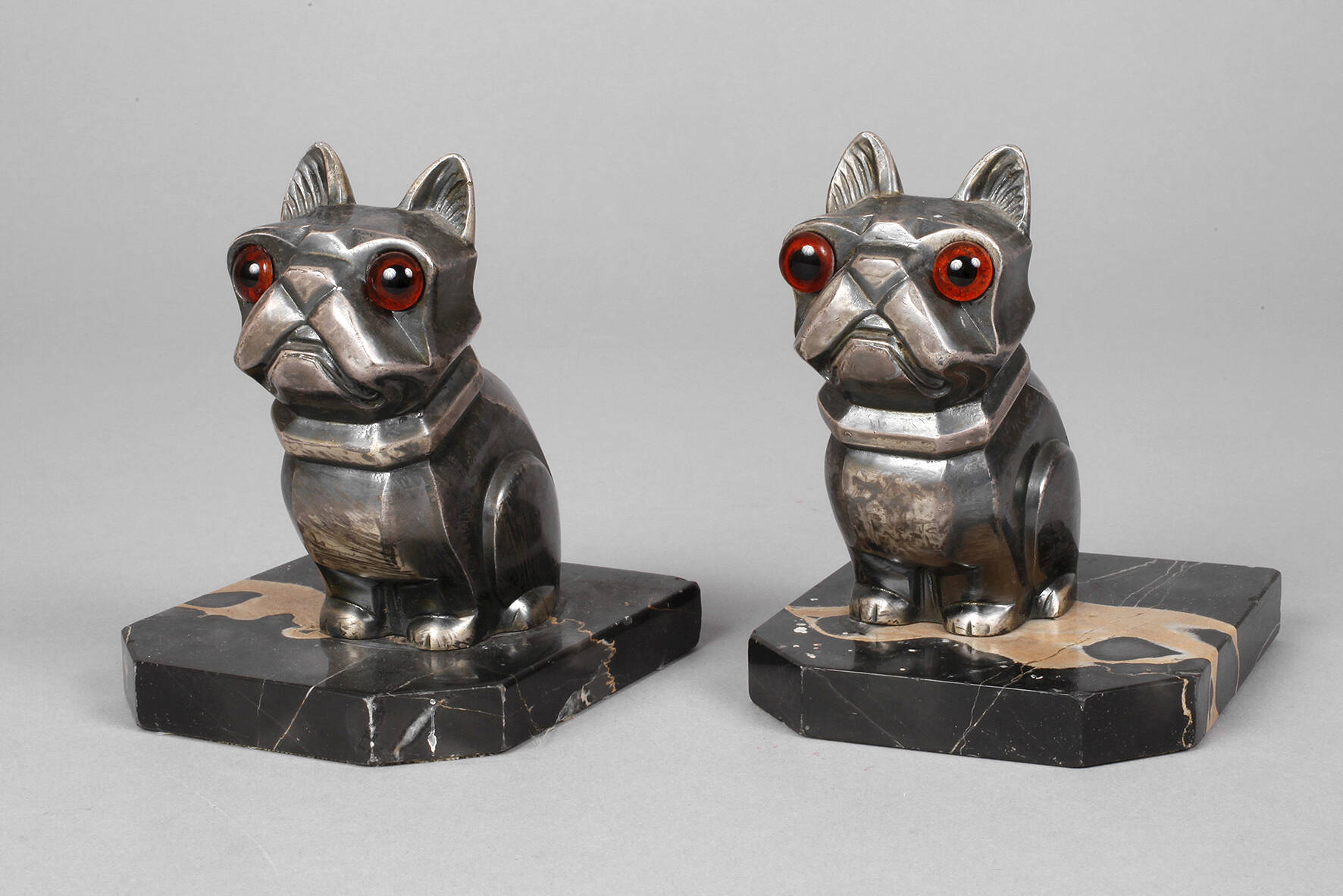 Hippolyte Moreau, Buchstützen als French Bulldogs