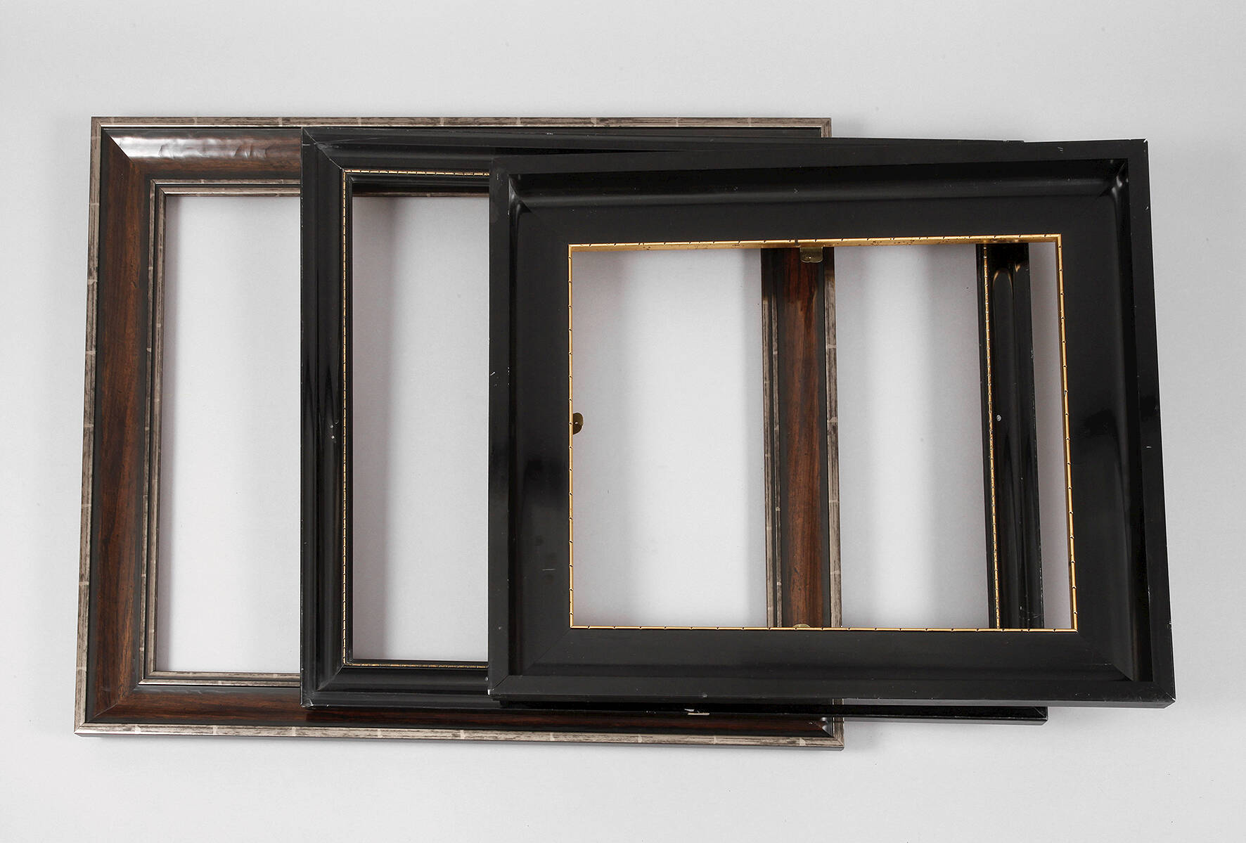 Zwei schwarze Lackleisten und braune Leiste mit Silberrand