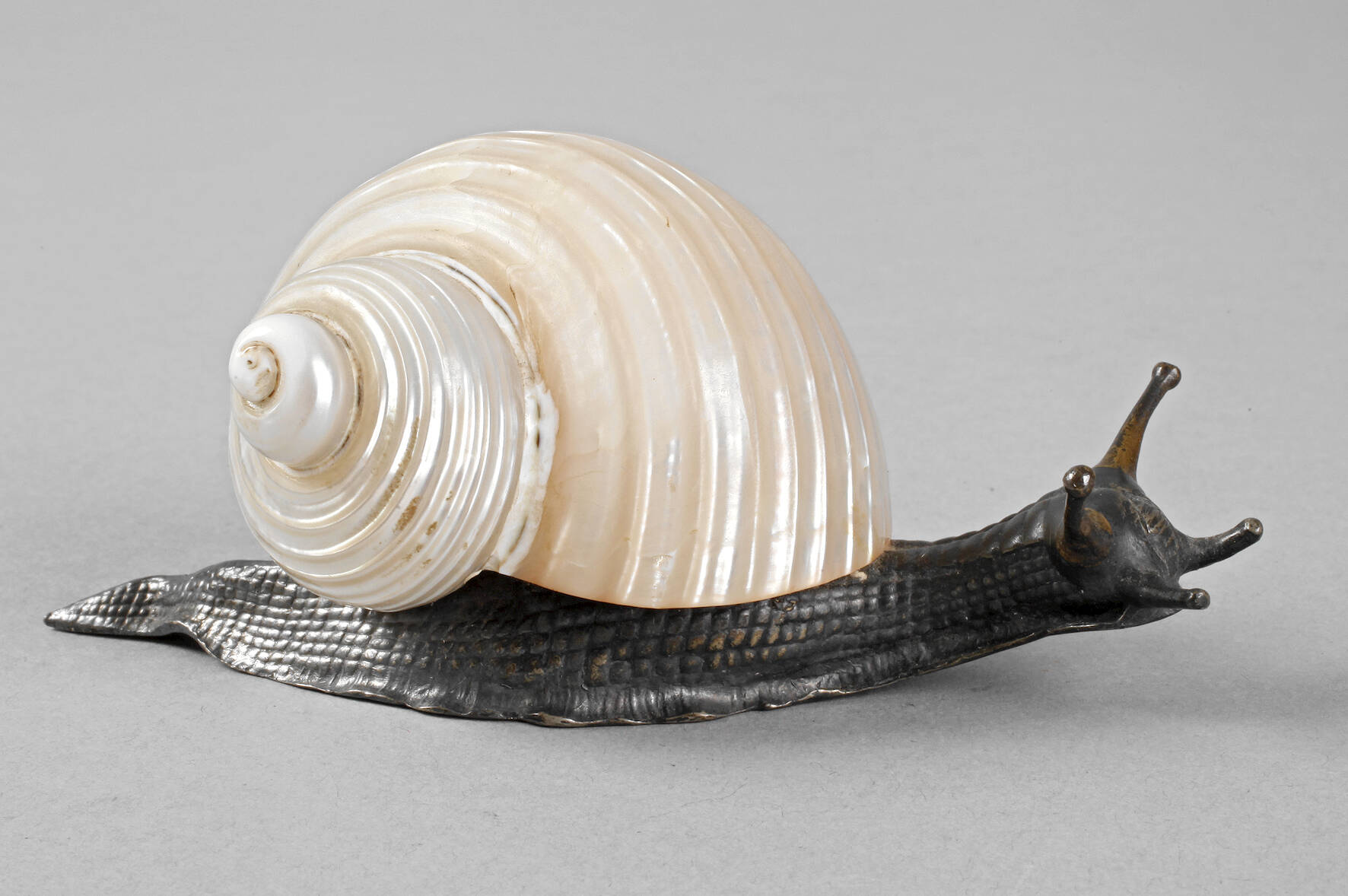 Figürlicher Briefbeschwerer