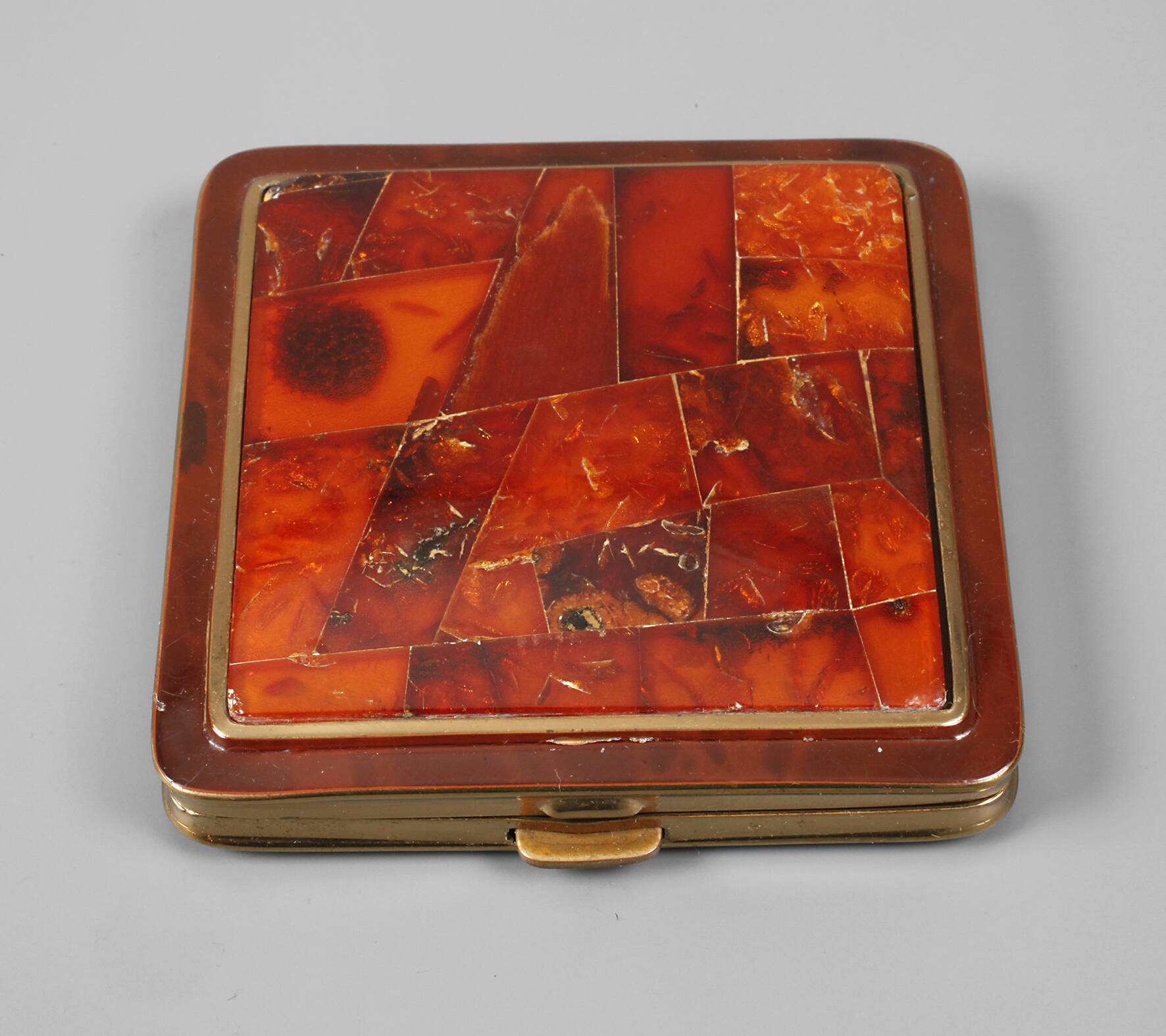 Puderdose mit Bernstein