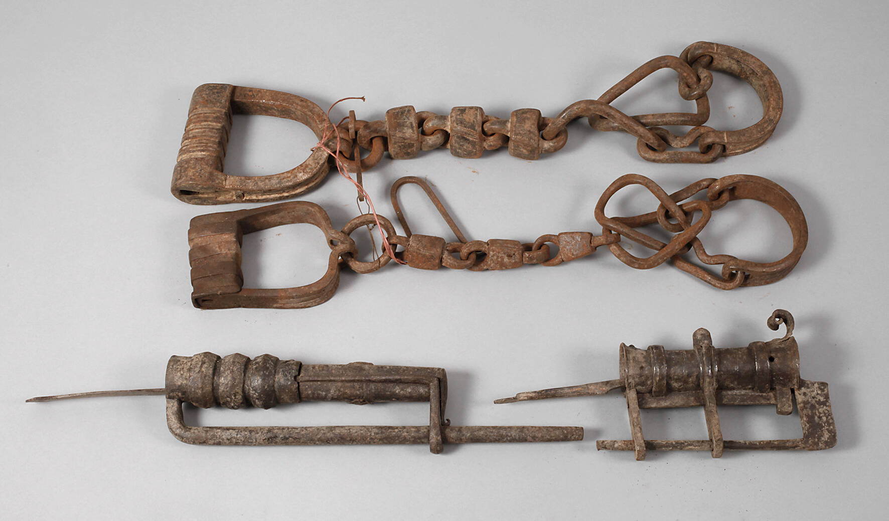 Zwei Fußfesseln und zwei Vorhängeschlösser