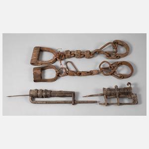 Zwei Fußfesseln und zwei Vorhängeschlösser