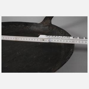 Großer Pfannenknecht mit Pfanne