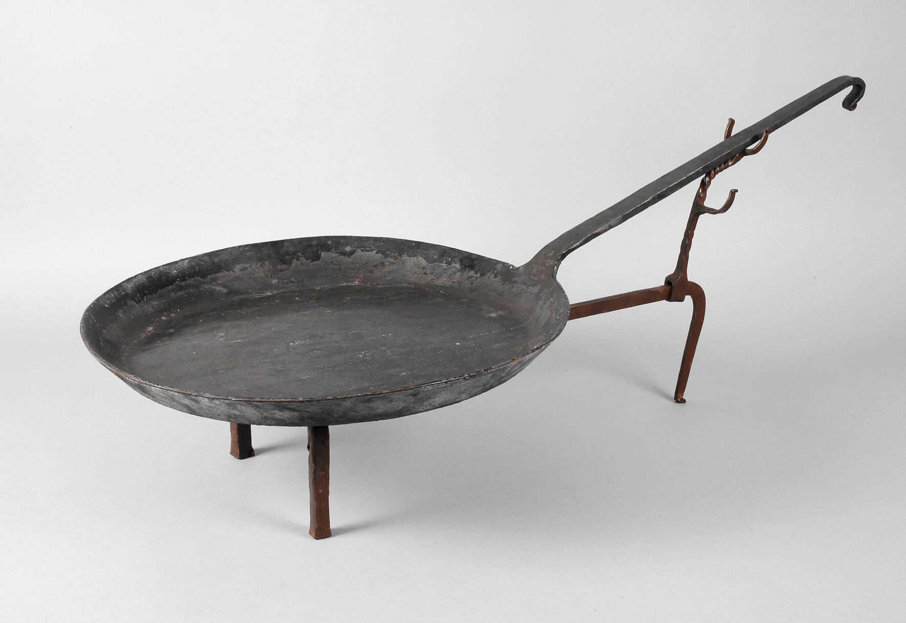 Großer Pfannenknecht mit Pfanne