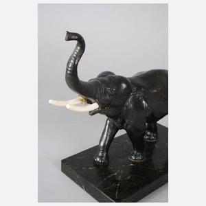 Schreitender Elefant