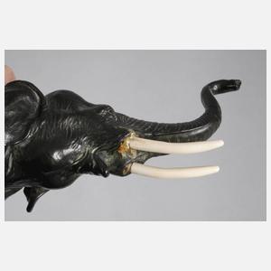 Schreitender Elefant