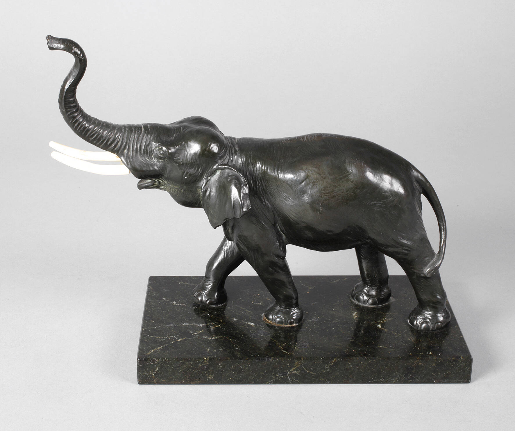 Schreitender Elefant