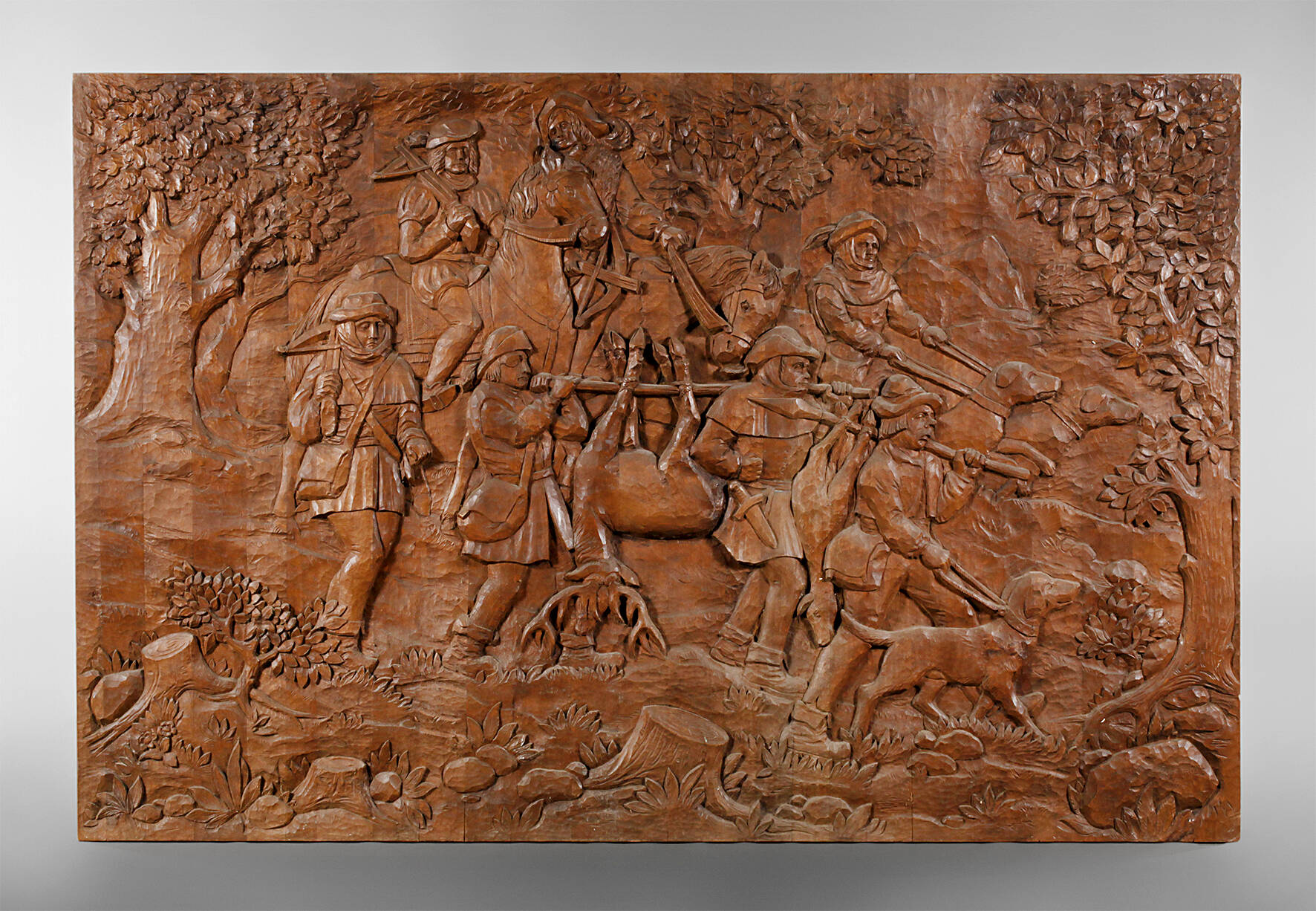 Übergroße geschnitzte Wandplatte